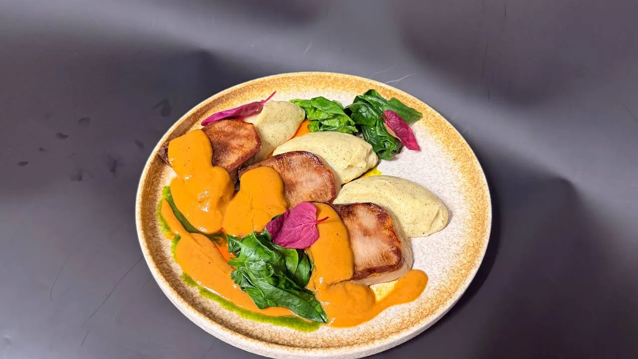 Говяжий язык с картофельным пюре с трюфельной пастой и с овощным соусом Говяжий язык с картофельным пюре с трюфельной пастой и с овощным соусом