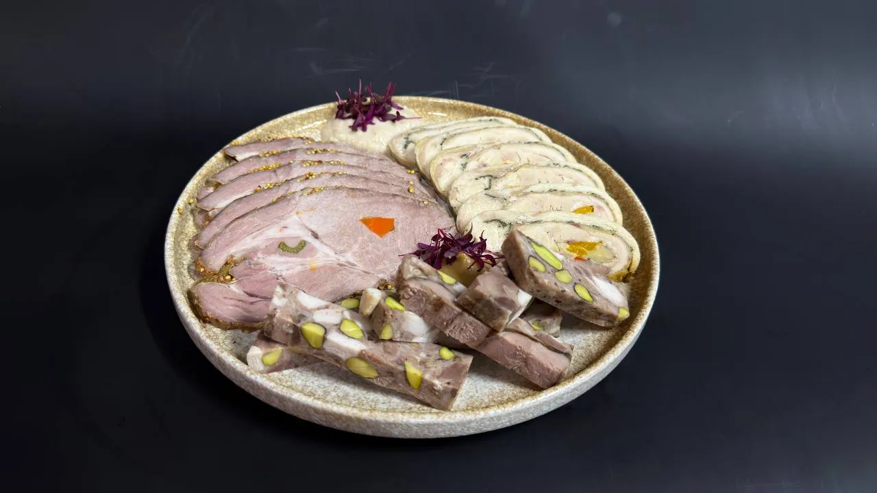 Мясная тарелка: террин с фисташкой куриный рулет с болг перцем и сыром, буженина Мясная тарелка: террин с фисташкой куриный рулет с болг перцем и сыром, буженина