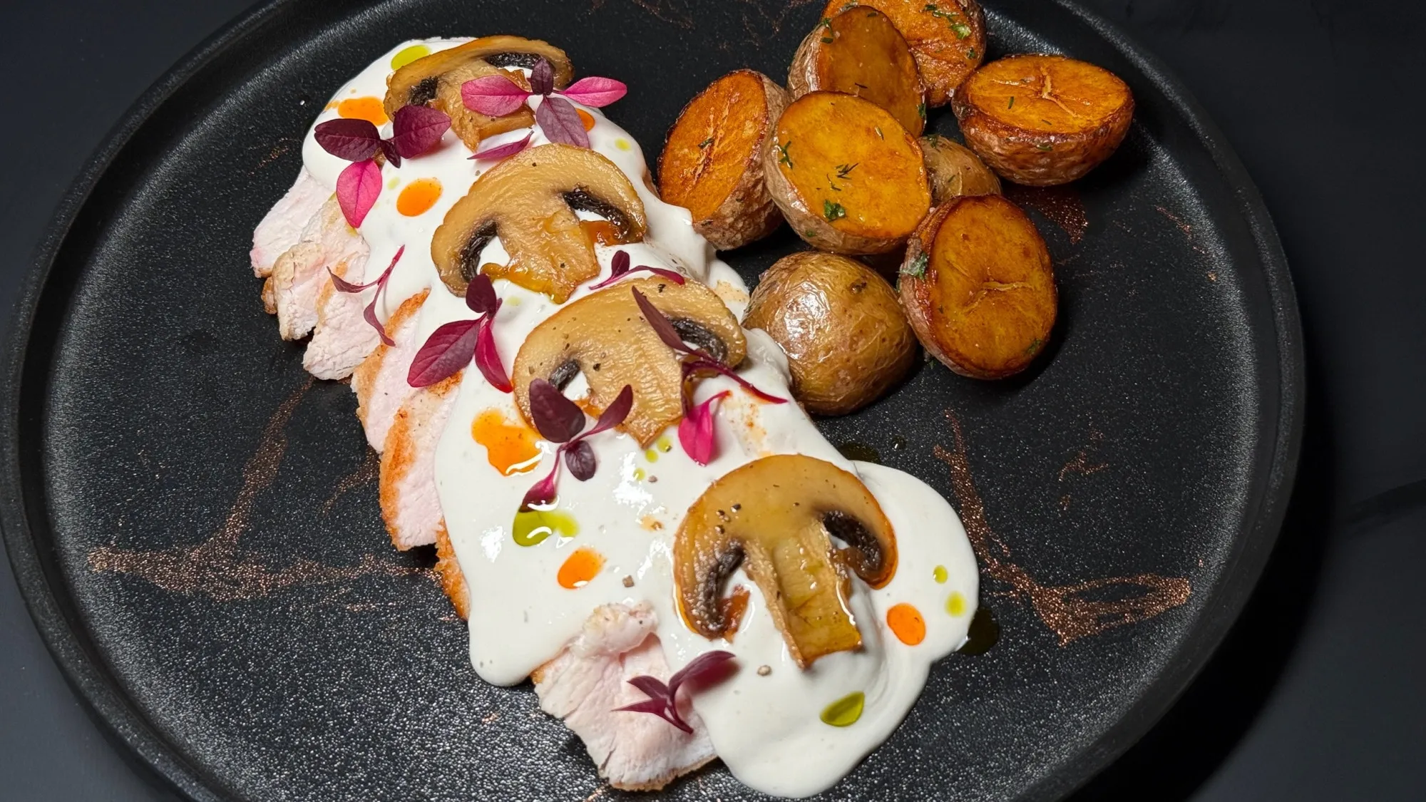 Куриное филе под сливочно-грибным соусом и картофелем беби Куриное филе под сливочно-грибным соусом и картофелем беби