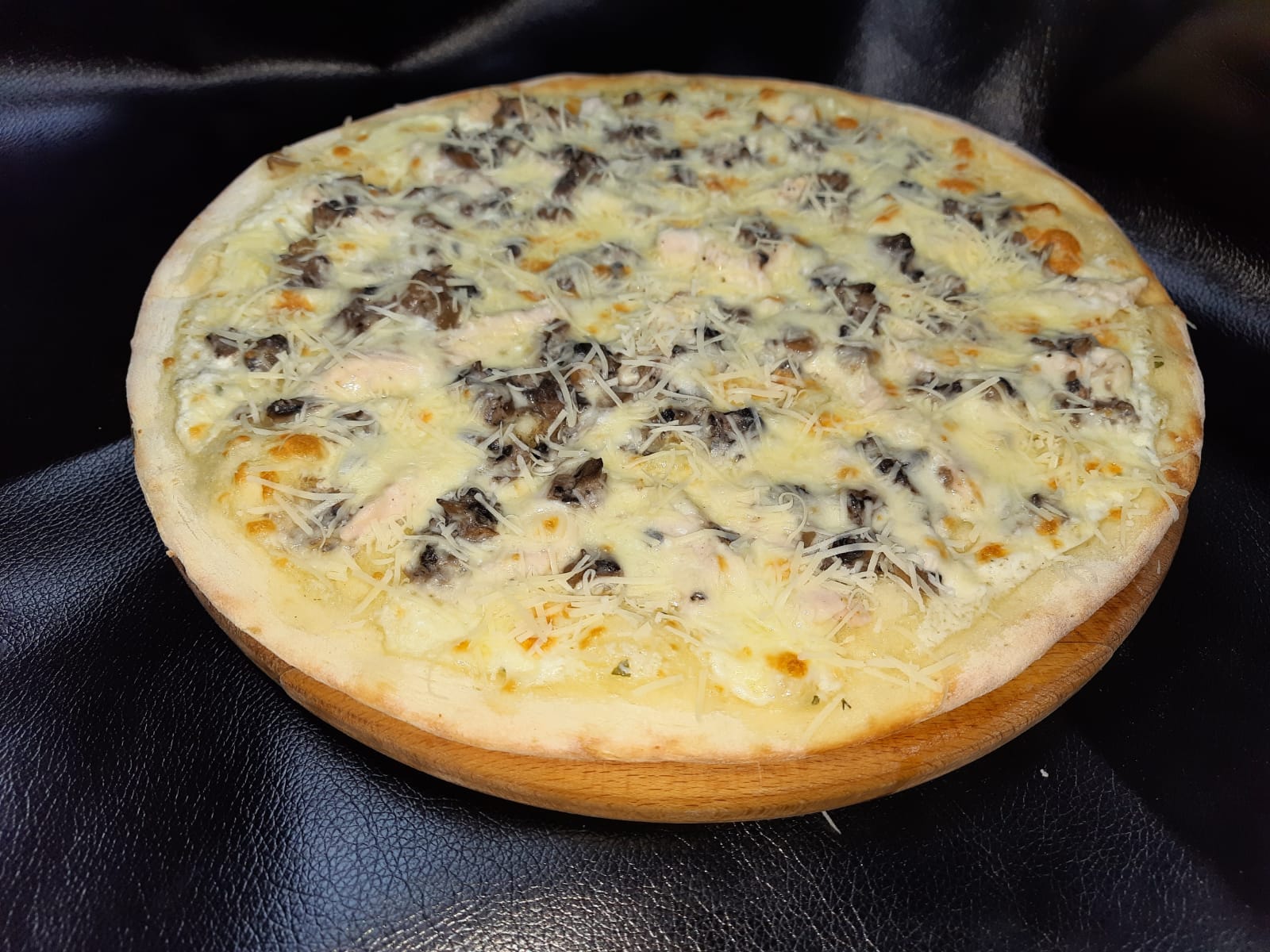 Пицца Курица под грибным соусом
