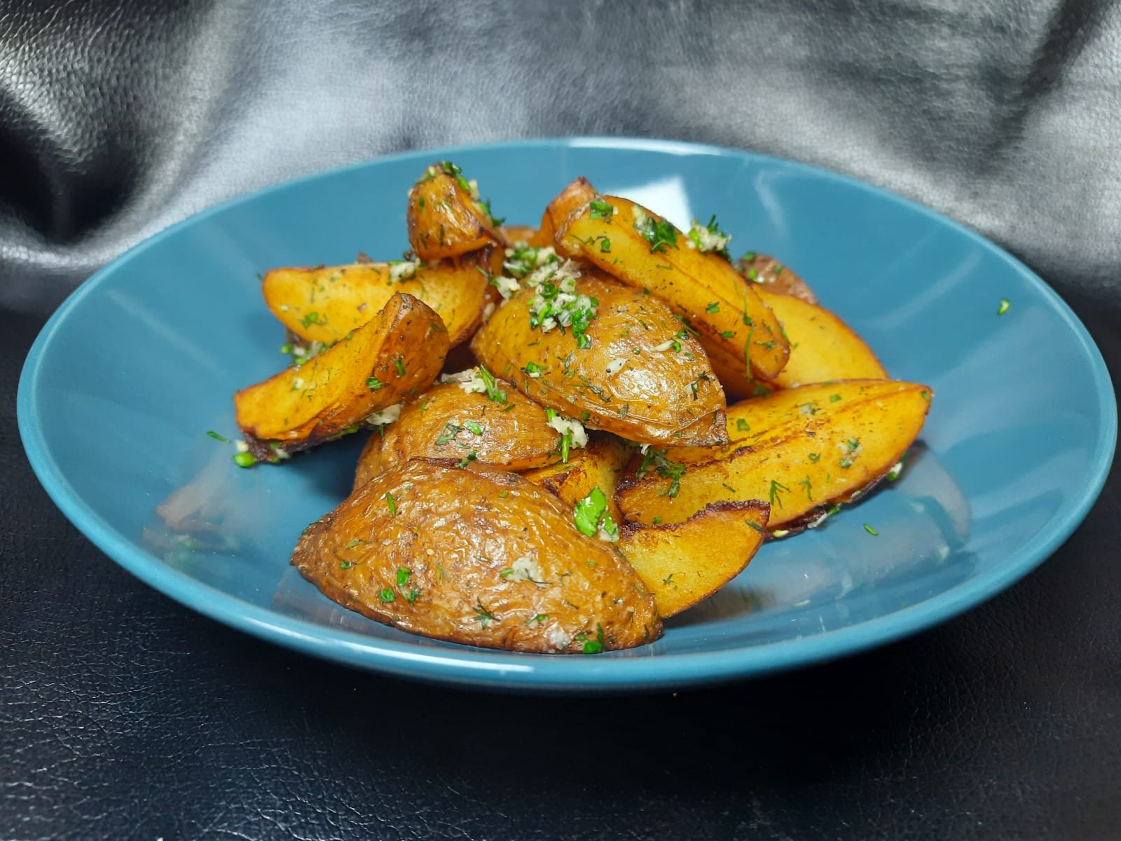 Картофель по-селянски с чесноком и зеленью
