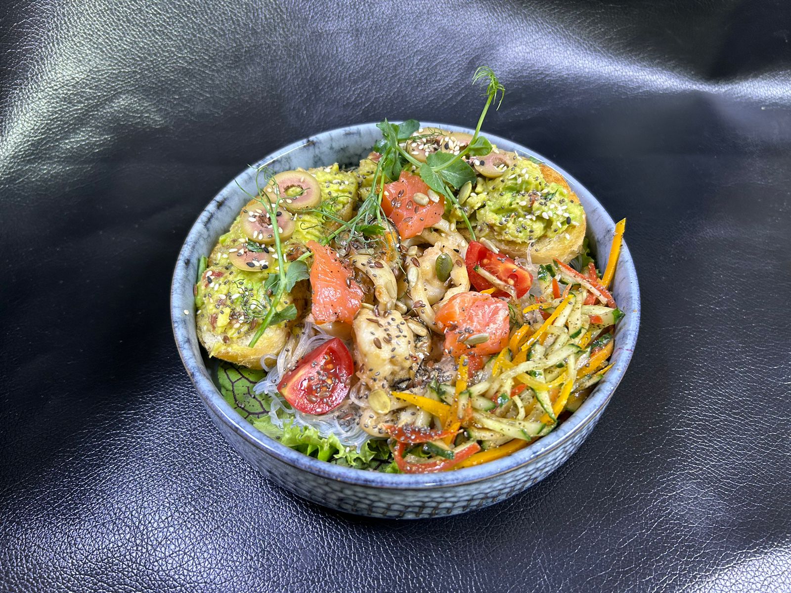 Боул с фунчозой, морепродуктами и авокадо тостом