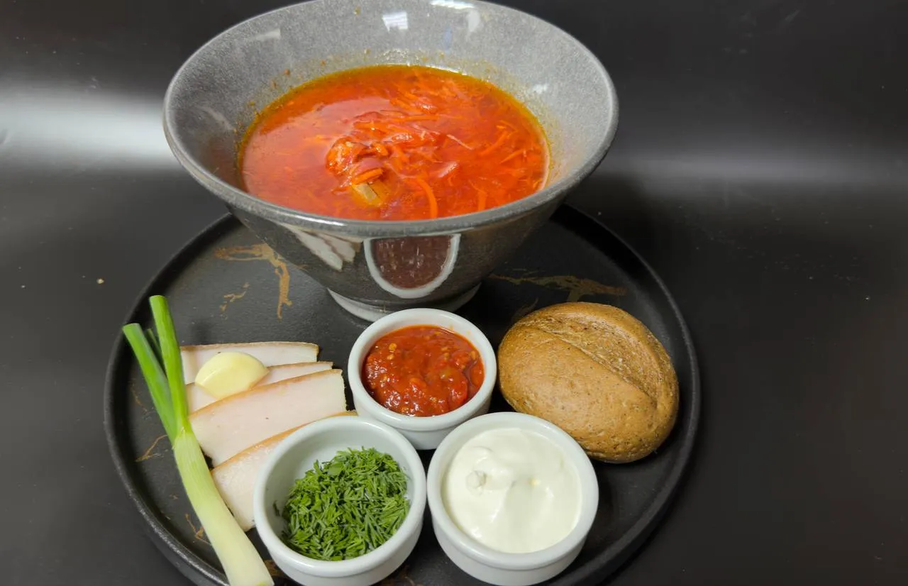Борщ с мясом говядины (с ржаной булочкой, салом, чесноком, аджикой и зеленым луком) Борщ с мясом говядины (с ржаной булочкой, салом, чесноком, аджикой и зеленым луком)