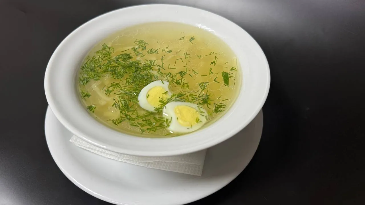 Бульон с мясом, лапшой, яйцом и зеленью Бульон с мясом, лапшой, яйцом и зеленью