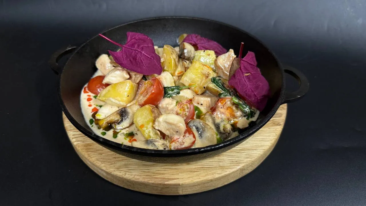 Сковородка с курицей и с грибами Сковородка с курицей и с грибами