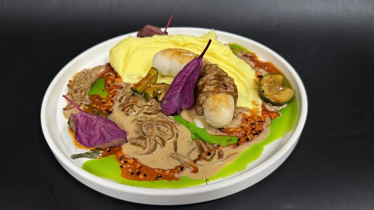 Куриные купаты с картофельным пюре, огурцами кимчи, карамелизованны луком в бальзамическом уксусе Куриные купаты с картофельным пюре, огурцами кимчи, карамелизованны луком в бальзамическом уксусе